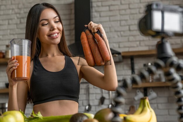 Mulher fazendo um vídeo para seu blog sobre alimentação saudável