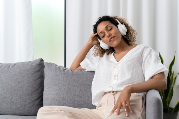 Mulher fazendo uma pausa enquanto ouve música em casa