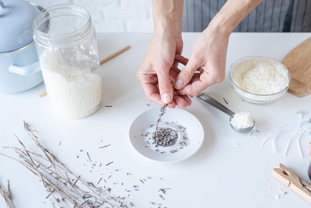 Mulher fazendo velas aromáticas decorativas na mesa fechada