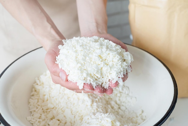 Foto mulher fazendo velas decorativas aromáticas de cera de soja