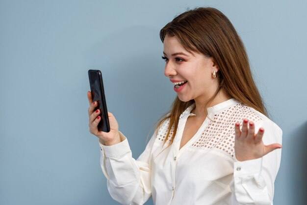 Mulher fazendo videochamada com o celular Conceito de trabalhar em casa