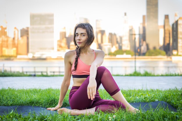 Mulher fazendo yoga em um parque