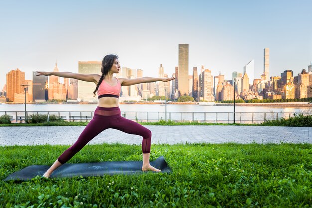 Mulher fazendo yoga em um parque