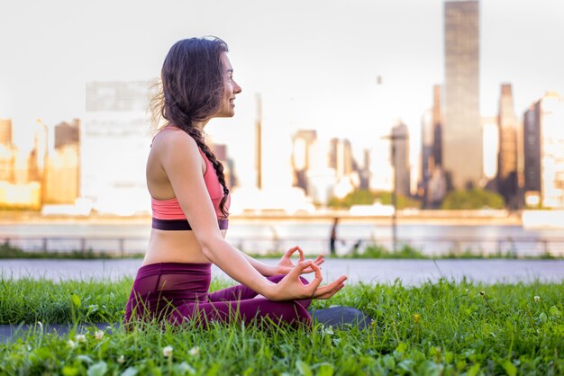 Mulher fazendo yoga em um parque