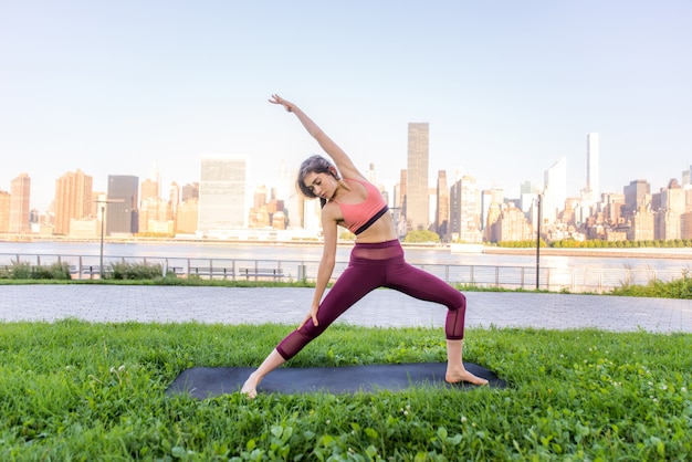 Mulher fazendo yoga em um parque