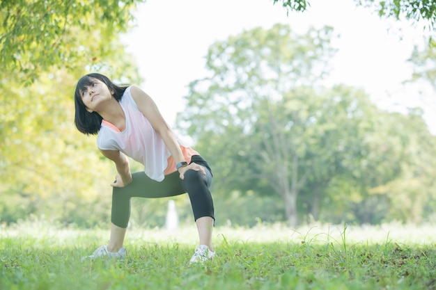 Mulher fazendo yoga no parque