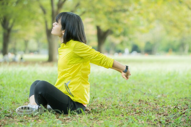 Mulher fazendo yoga no parque