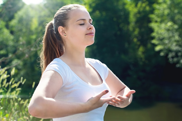 Foto mulher fazendo yoga