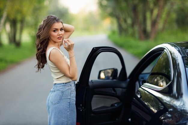 Mulher feliz a conduzir um carro a sorrir, jovem e bonita, morena e feliz a dirigir um carro.