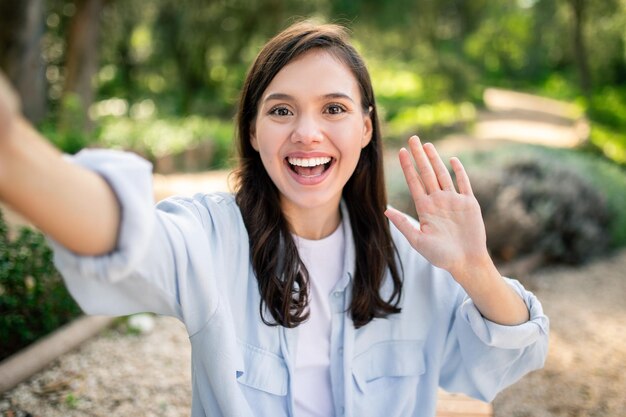 Mulher feliz acenando durante uma chamada de vídeo