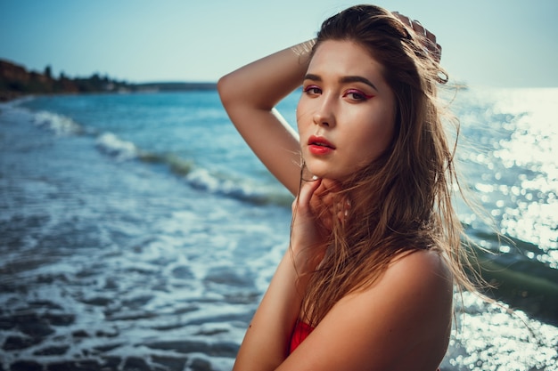 Mulher feliz alegre e rindo na praia verão