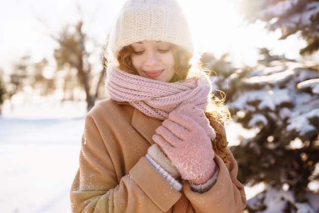 Mulher feliz andando no dia de inverno nevado ao ar livre Férias de moda de inverno descansar conceito de viagem