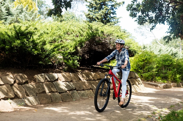 Mulher feliz, andar de bicicleta no parque