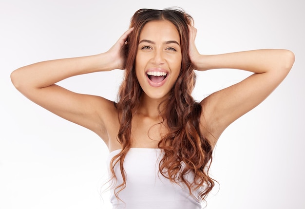 Mulher feliz animada e cara de uau para cuidados com a pele de beleza e maquete de surpresa de produtos cosméticos em fundo de estúdio branco Desconto de compras de venda de cosméticos e retrato de marketing publicitário e omg