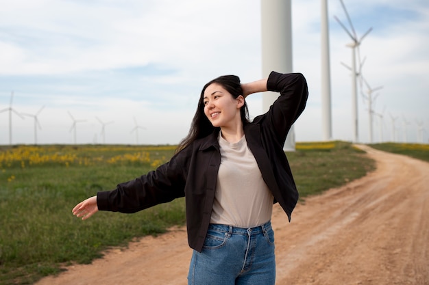 Mulher feliz ao ar livre com tiro médio