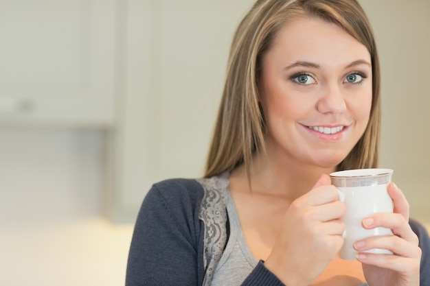 Mulher feliz bebendo café