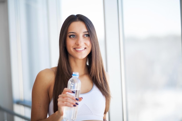 Mulher Feliz Bebendo Água