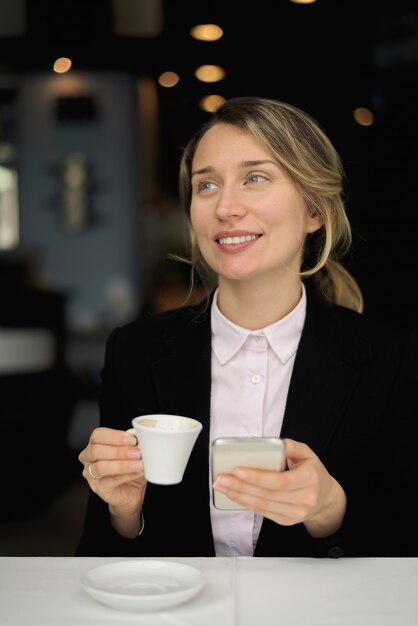 Mulher feliz, café bebendo