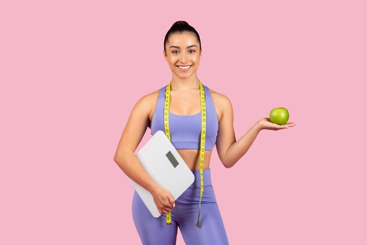 Foto mulher feliz com balança e conceito de fitness de maçã