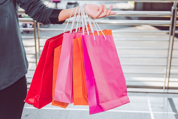 Mulher feliz, com, bolsas para compras