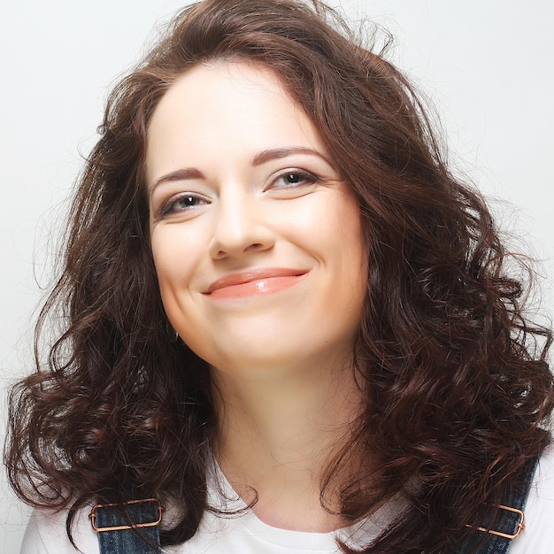 Mulher feliz com cabelo encaracolado