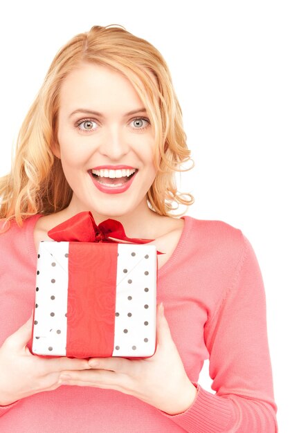 mulher feliz com caixa de presente sobre branco