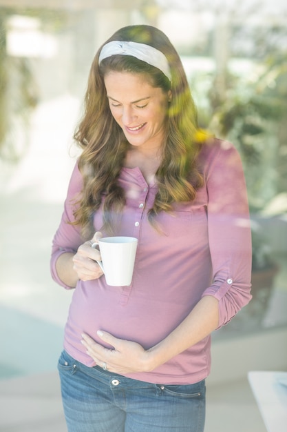 Mulher feliz com caneca de café