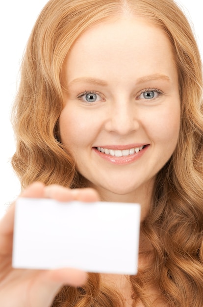 mulher feliz com cartão de visita sobre branco