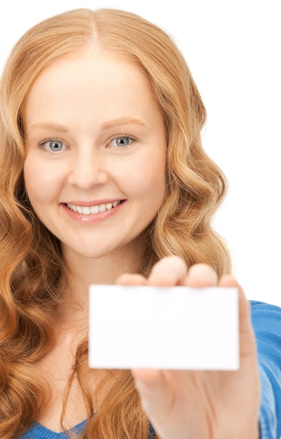 mulher feliz com cartão de visita sobre branco