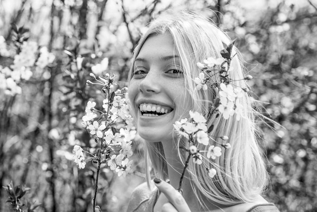 Mulher feliz com conceito de flores de primavera de ramo de mulheres felizes no dia internacional da mulher