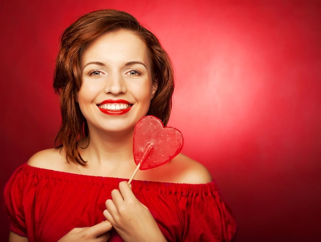 Mulher feliz, com, coração, doce, lolly, pop