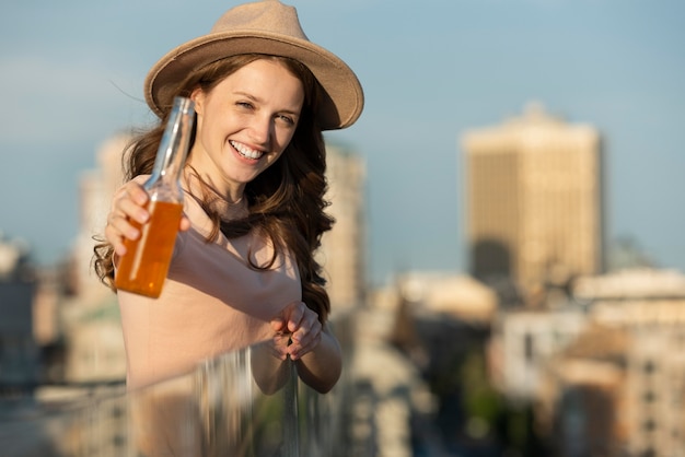 Foto mulher feliz com dose média e bebida