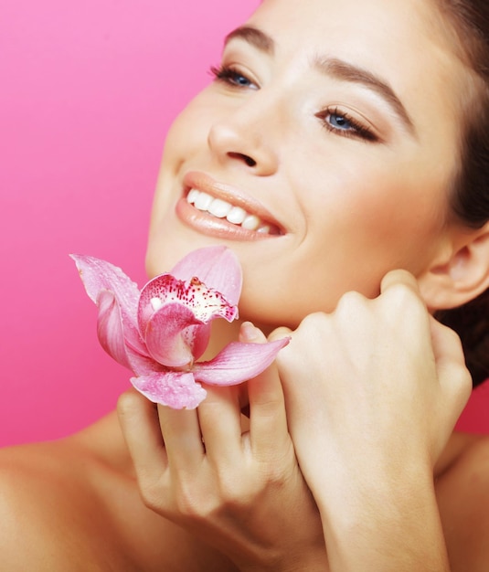 Mulher feliz com flor da orquídea