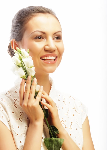 Mulher feliz com flores brancas isoladas em branco