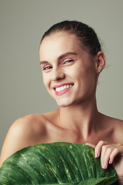 Foto mulher feliz com folha grande