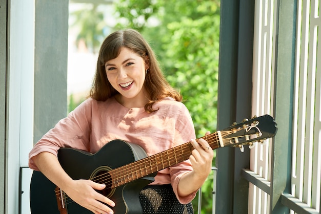 Mulher feliz com guitarra