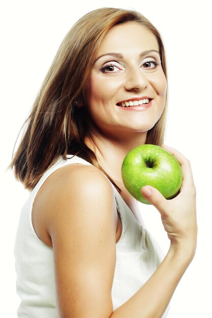 Foto mulher feliz com maçã verde