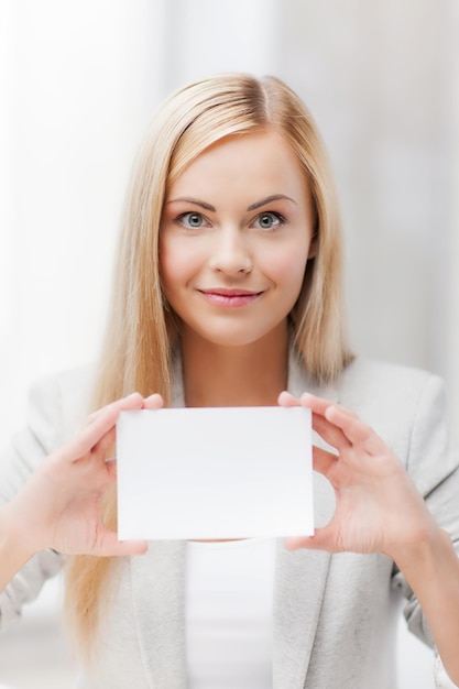 Mulher feliz com negócios em branco ou cartão de visita