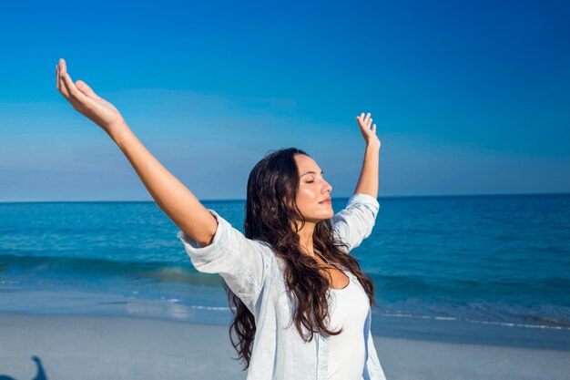 Mulher feliz com os olhos fechados na praia