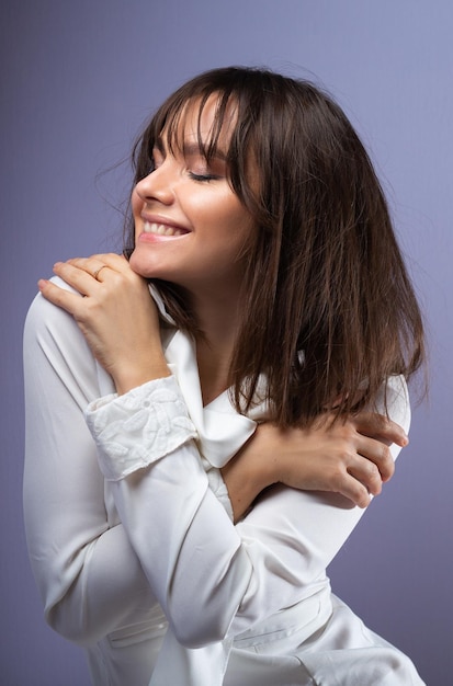 Mulher feliz com os olhos fechados