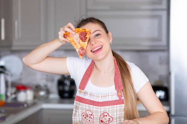 Mulher feliz com pizza