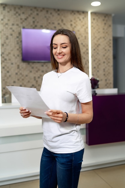 Mulher feliz com receita depois de visitar o médico. Recepção brilhante na clínica.