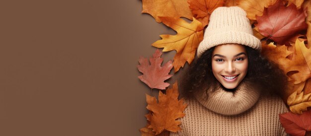 Mulher feliz com roupa de outono apontando para o espaço da cópia com folhas de plátano navegando nas vendas da Black Friday