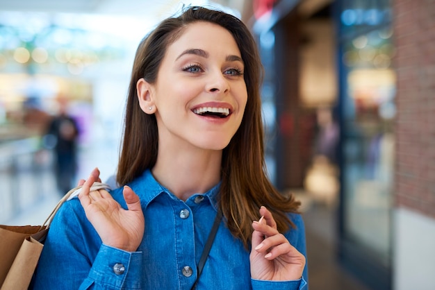 Mulher feliz com sacola de compras