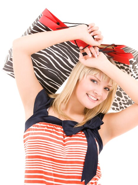 mulher feliz com sacolas de compras sobre branco