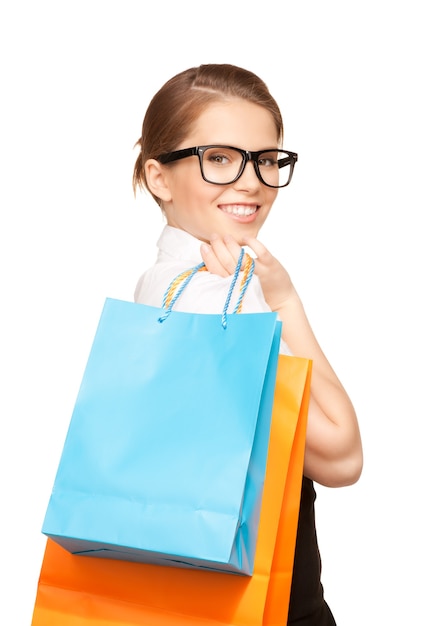 mulher feliz com sacolas de compras sobre branco