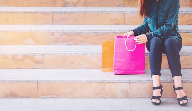 Mulher feliz com sacos de compras, aproveitando as compras. mulheres que compram, conceito do estilo de vida