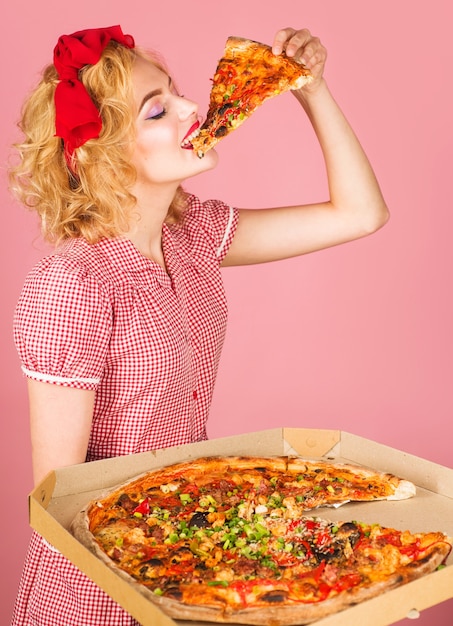 Mulher feliz come pizza. Dieta, saúde, fast food, lanches, almoço. Garota Pin-up comendo pizza.