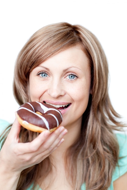 Mulher feliz comendo um bolo