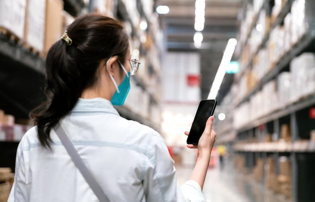 Mulher feliz comprando pesquisa e comprando pagamento de tecnologia de transferência digital no shopping da loja